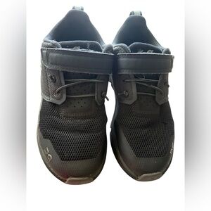 On Running Kids Size 11.5 Black Athletic Shoes